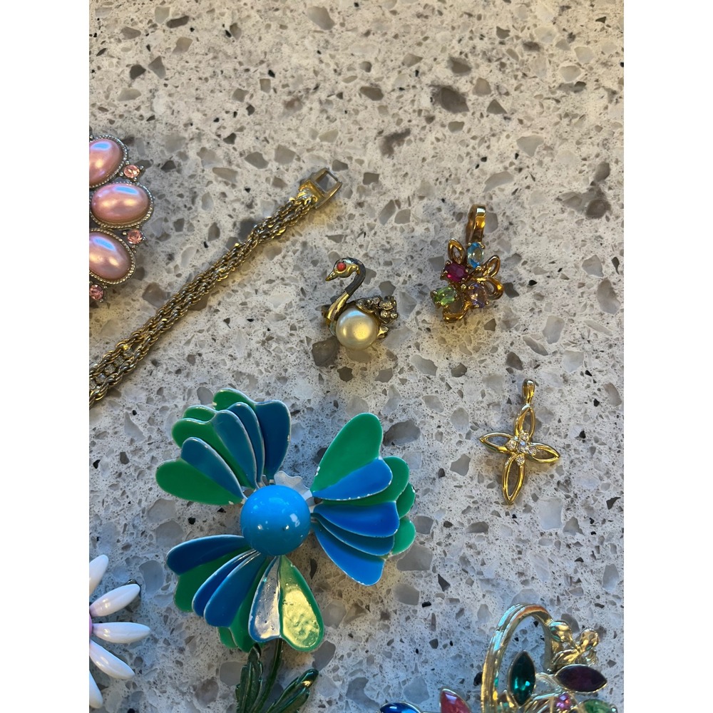 Vintage Costume Jewelry Lot Enamel Flower Brooches Rhinestone Pendants Bracelet - Picture 3 of 12
